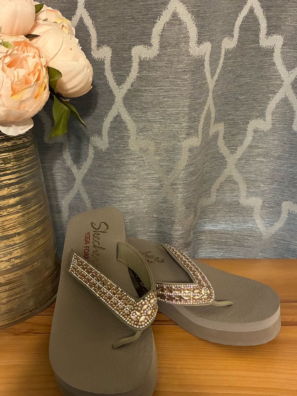 Skechers Yoga Foam Taupe Platform Beaded Flip Flops